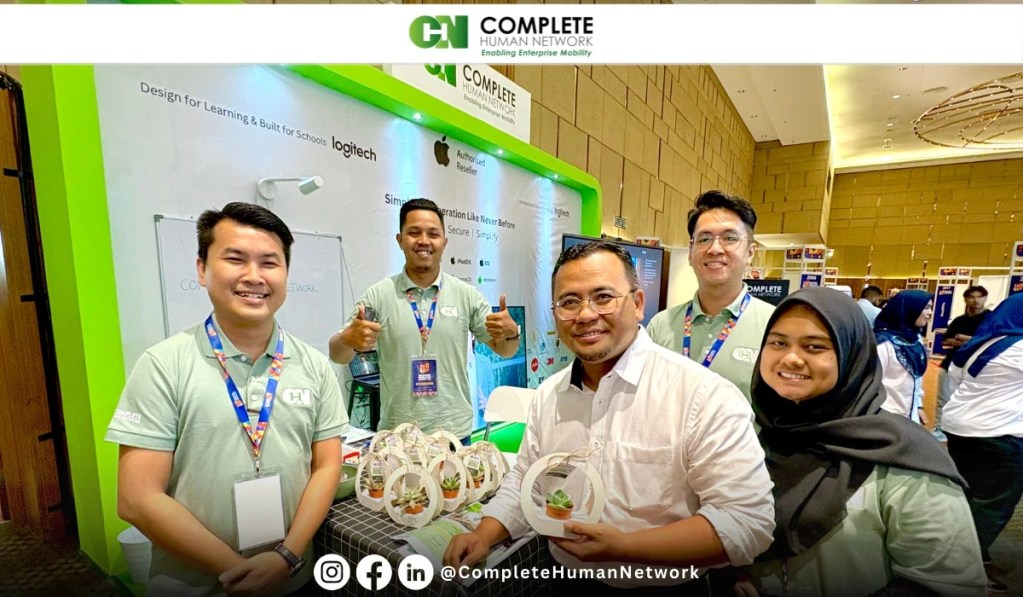 CHN staff explaining the pros and cons of device as a service to MB selangor