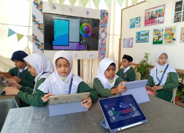Students using ipad where school subscribe Device as a Service