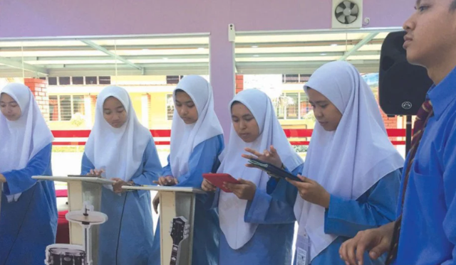6 secondary school student uses ipad for class