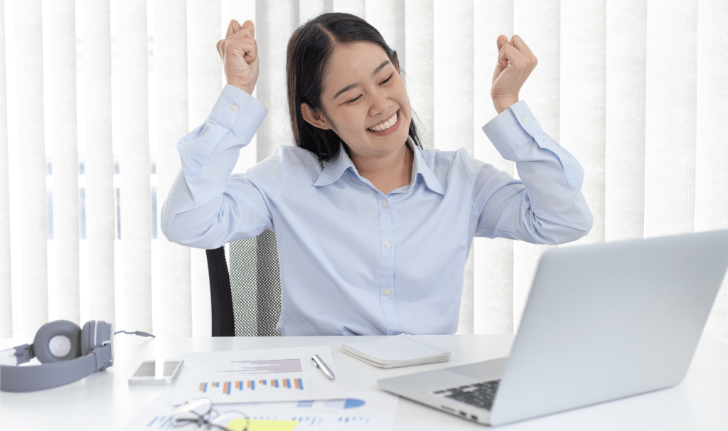 Employee enjoying OOBE experience on her new laptop without mobility challenges