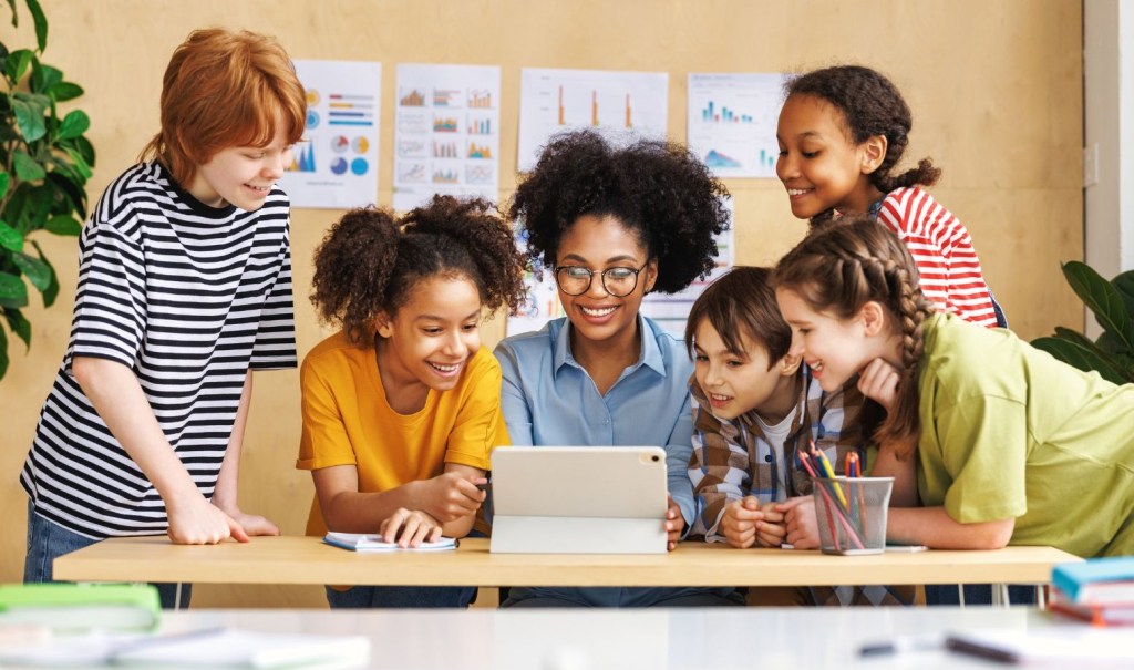 Teacher and students learning on device with MDM at school