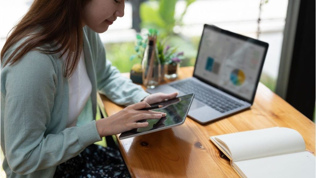 Fintech employee connecting device to network