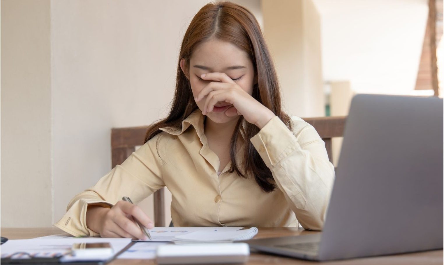 A woman make network mistake