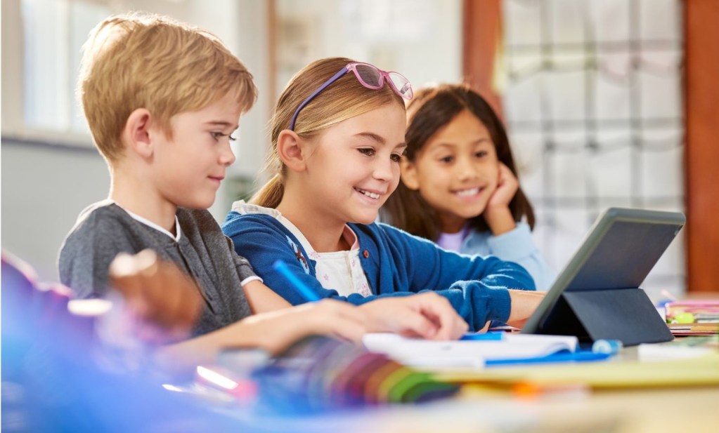 Kids with ipad using daas