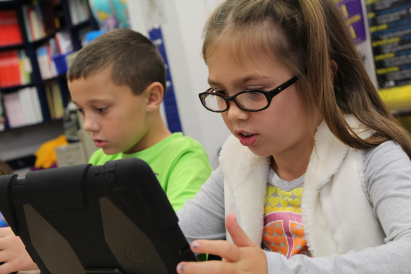 Kids learning using iPad with DaaS