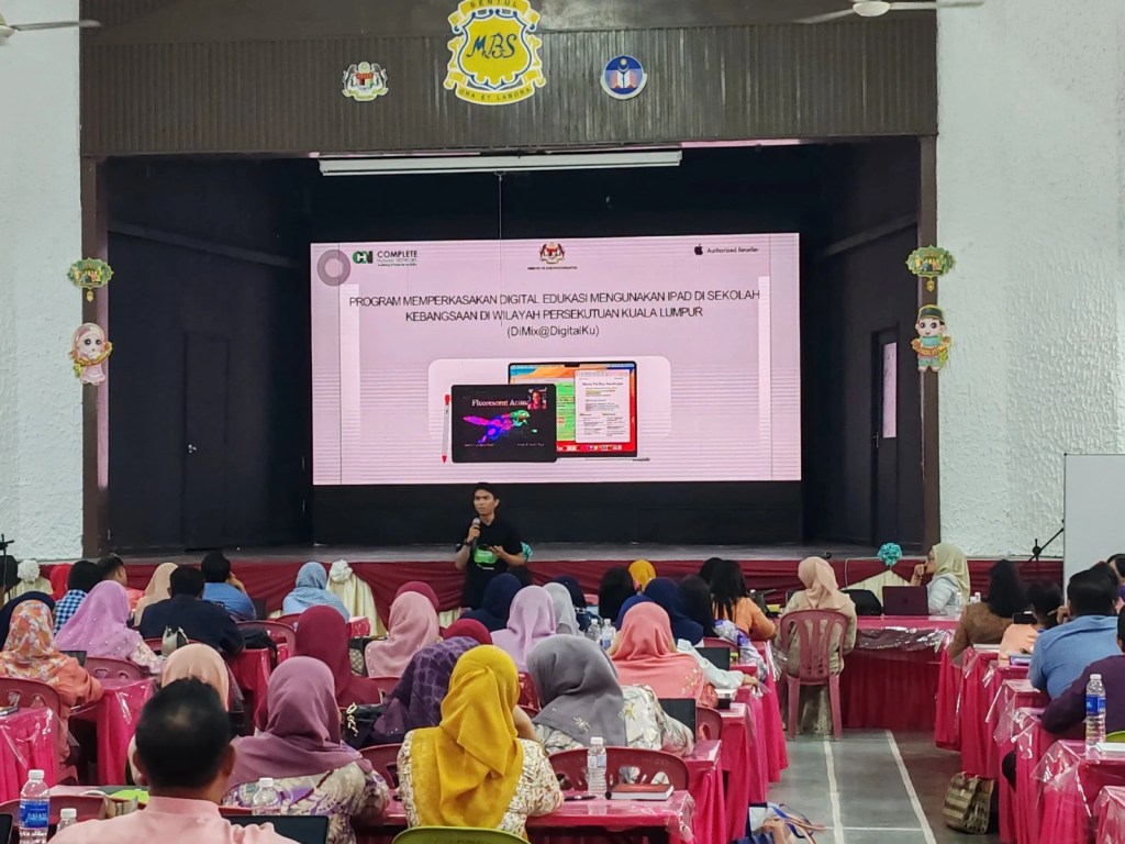 Sales person of CHN giving presentation of JAMF education to teachers