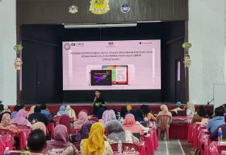 Sales person of CHN giving presentation of JAMF education to teachers