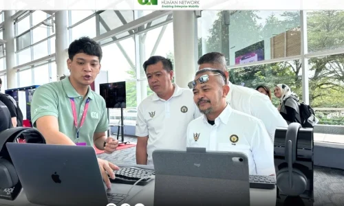 CHN employee explaining what is device as a service during an event